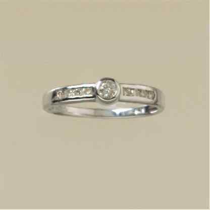 9ct WHITE 25pt DIAMOND FANCY SOLITAIRE