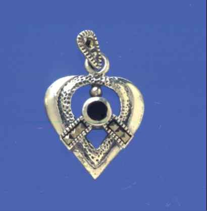 SPC 17mm ONYX/MARC HEART PENDANT       =