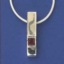 SPC SQ.GARNET SET RECT.SLIDER PENDANT