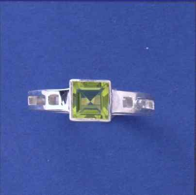 SPC 7mm SQ.IMM.PERIDOT/CUTOUT 4mm BAND =