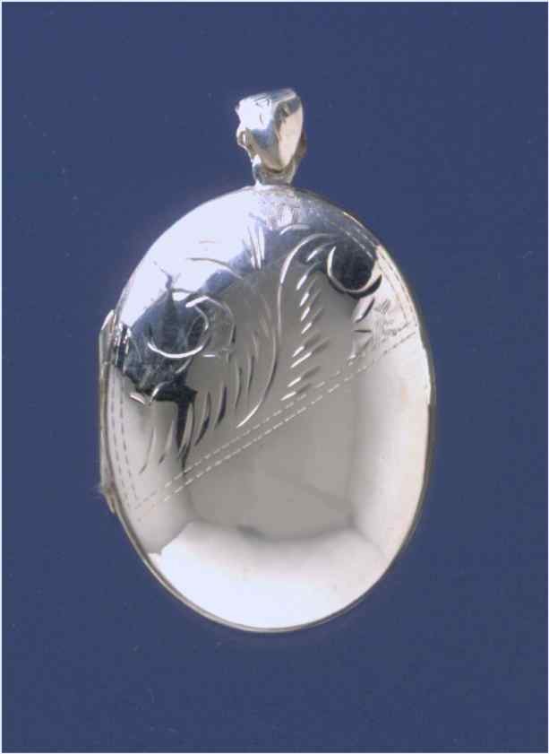 SPC 42x32mm 1/2 ENGRAVED OVAL LOCKET   =