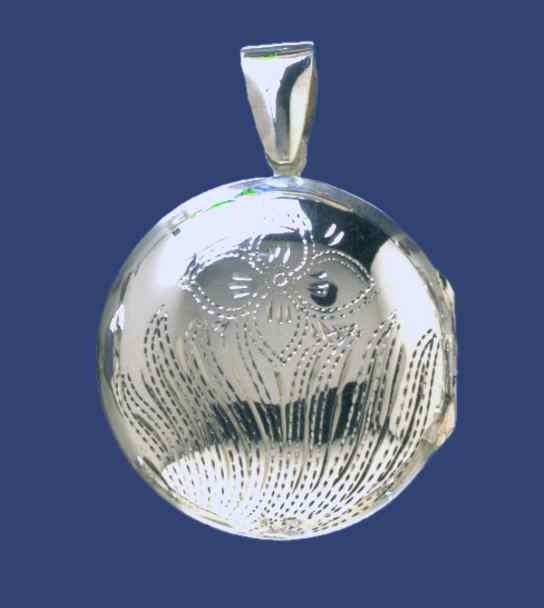 SPC 29mm ROUND FLOWER ENGRAVED LOCKET  =