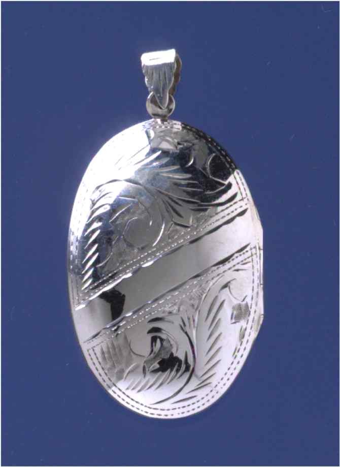 SPC 50x33mm ENG./STRIPE OVAL LOCKET    =