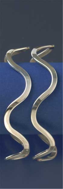 SPC 2 ROW WAVY FLAT WIRE BANGLE        =