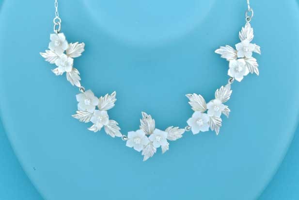 SPC CAST LEAVES/M.O.P.FLOWERS NECKLACE =