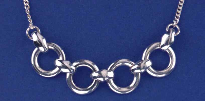 SPC 4 ROUND RINGS CURB CHAIN NECKLACE  =