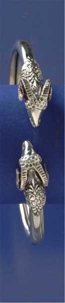 SPC SPRINGY RAMS HEAD TORQUE BANGLE    =