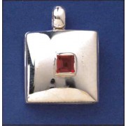 SPC 5mm SQ.GARNET SET 21mm SQ. LOCKET